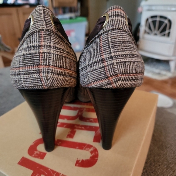 NEW in Box Tribeca by Kenneth Cole brown plaid heels pumps sz 9.5 - Picture 3 of 6